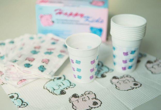 Happy Kids Dental Bedarf,  Bärchendruck: mit Pin-Buttons, Einwegmasken als Mundschutz, Patientenservietten und Mundspülbechern für fröhliche Kinder bei zahnärztlichen Behandlungen kaufen.
